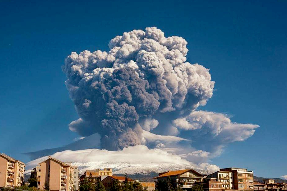 El Monte Etna entra en erupci&oacute;n en la isla de Sicilia, la monta&ntilde;a tiene m&aacute;s de 3.300 metros de altura y es Patrimonio de la Humanidad de la UNESCO. El aeropuerto de Catania ha reabierto despu&eacute;s de cerrar temporalmente debido a la erupci&oacute;n, inform&oacute; el mi&eacute;rcoles la agencia de noticias ANSA. Foto: Davide Anastasi/LaPresse v&iacute;a ZUMA Press/dpa