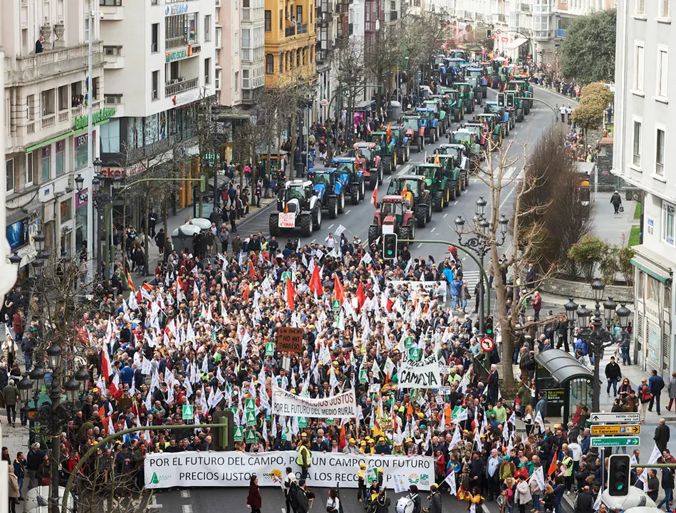 Tractores, ganaderos y agricultores durante la manifestaci&oacute;n para reclamar precios justos en el campo. el 28 de febrero de 2020. / HARDY
