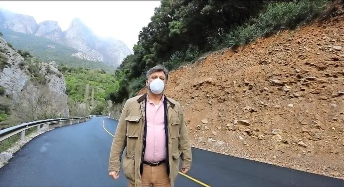 El portavoz parlamentario de Vx, Crist&oacute;bal Palacio, en el desfiladero de La Hermida. / Alerta