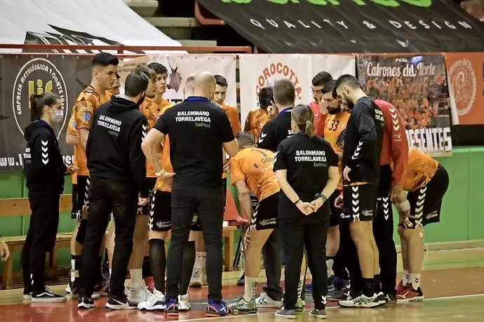 &Aacute;lex Mozas da instrucciones a sus jugadores durante un &lsquo;tiempo muerto&rsquo;. / alerta