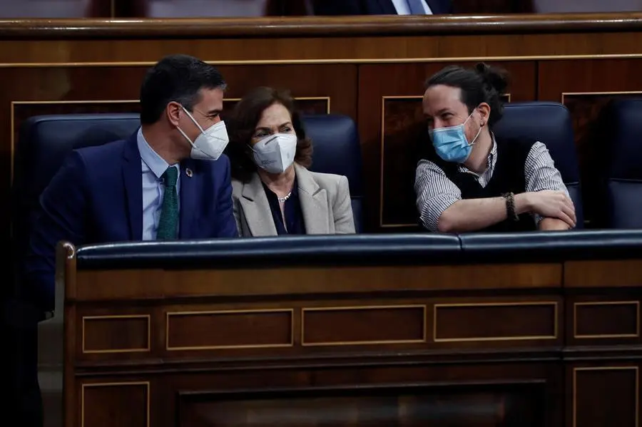 El presidente del Gobierno, Pedro S&aacute;nchez (i), conversa con sus vicepresidentes Carmen Calvo, y Pablo Iglesias a su llegada a la C&aacute;mara este mi&eacute;rcoles para asistir a la sesi&oacute;n de control en el Congreso de los Diputados. EFE/Emilio Naranjo