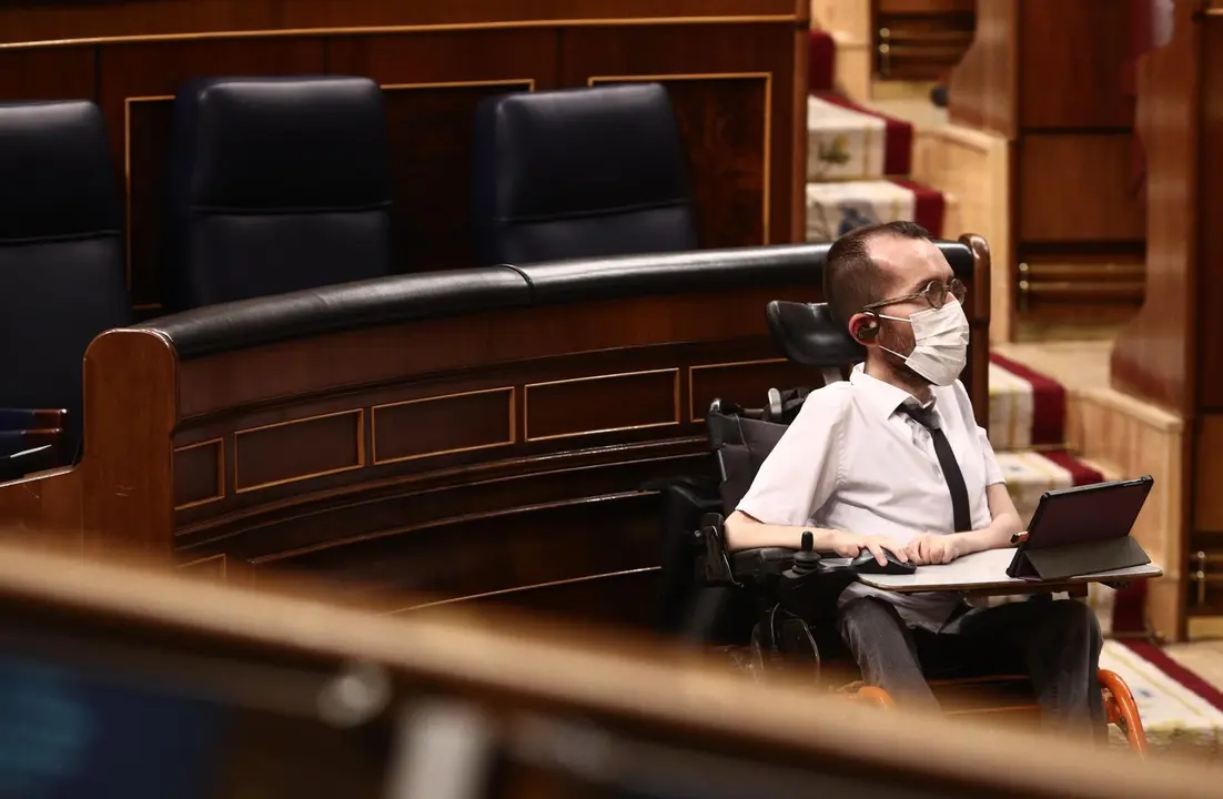 El portavoz parlamentario de Unidas Podemos, Pablo Echenique, en una sesi&oacute;n plenaria en el Congreso de los Diputados, en Madrid, (Espa&ntilde;a), a 23 de febrero de 2021. El Pleno debate hoy, unas horas despu&eacute;s de que el Rey acuda a la C&aacute;mara a celebrar el 40 an
