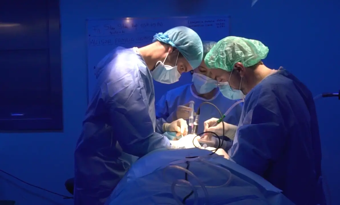 Varios sanitarios durante una operaci&oacute;n en el Hospital Marqu&eacute;s de Valdecilla. / TREVOL