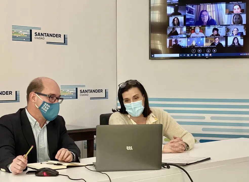 La alcaldesa de Santander, Gema Igual, y el concejal de Familia e Igualdad, &Aacute;lvaro Lav&iacute;n, en la reuni&oacute;n del Consejo de Igualdad