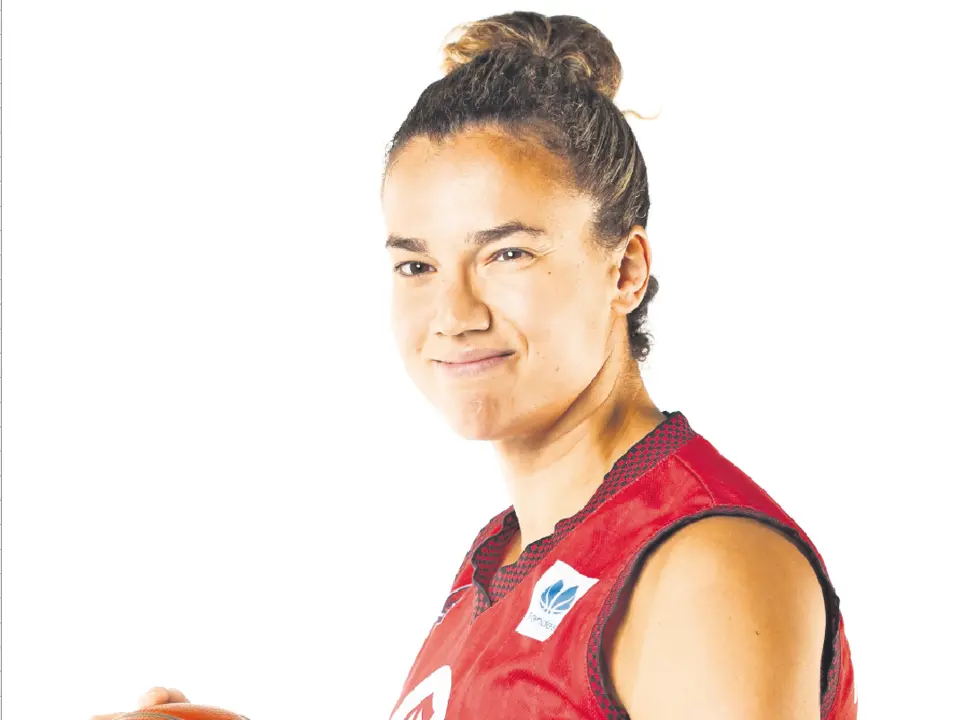 Simp&aacute;tica imagen de Laura Nicholls en la sesi&oacute;n fotogr&aacute;fica oficial del club zaragozano.