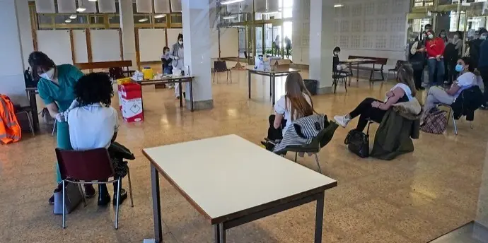Estudiantes haciendo cola para ser vacunados en la Facultad de Medicina. / Hardy