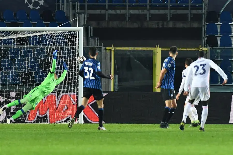 El jugador del Real Madrid Ferland Mendy (R) marca el 1-0 durante el partido de f&uacute;tbol de la Liga de Campeones de la UEFA, octavos de final, Atalanta BC vs Real Madrid en el estadio Gewiss en B&eacute;rgamo, Italia, 24 de febrero de 2021. (Liga de Campeones, Italia) EFE/EPA/PAOLO MAGNI