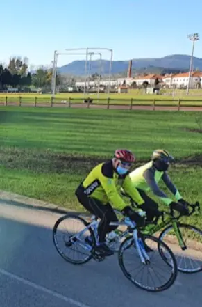 Dos ciclistas por el vel&oacute;dromo del &Oacute;scar Freire. / ALERTA