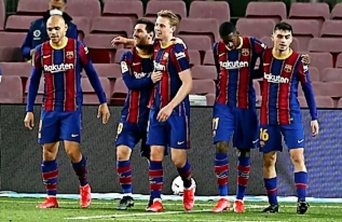 Los jugadores del Barcelona celebran con Messi el segundo gol del argentino. / EFE