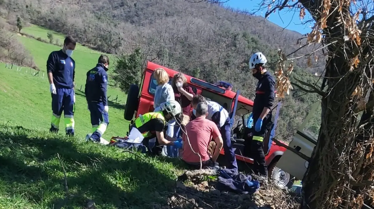Los servicios de emergencias atienden al hombre accidentado. / 112