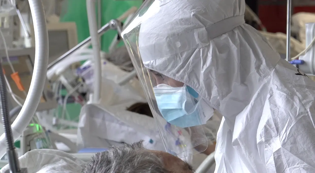 Un sanitario del Hospital Marqu&eacute;s de Valdecilla atiende un paciente en la UCI. / TREVOL
