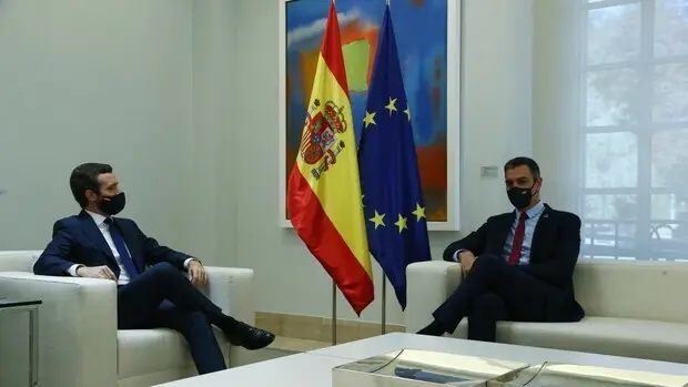 El presidente del Gobierno, Pedro S&aacute;nchez (dcha.), y el l&iacute;der de la oposici&oacute;n Pablo Casado. / EP