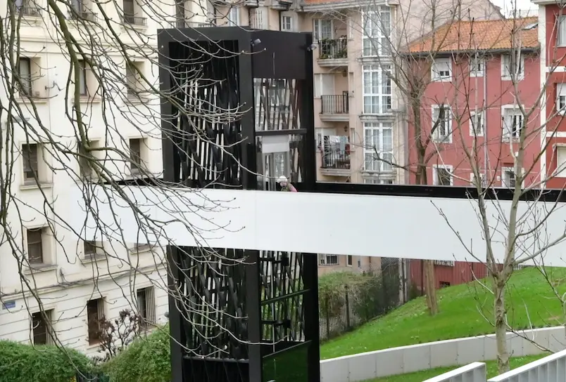 Vista del nuevo ascensor ubicado en el emblem&aacute;tico barrio El Cabildo. / ALERTA