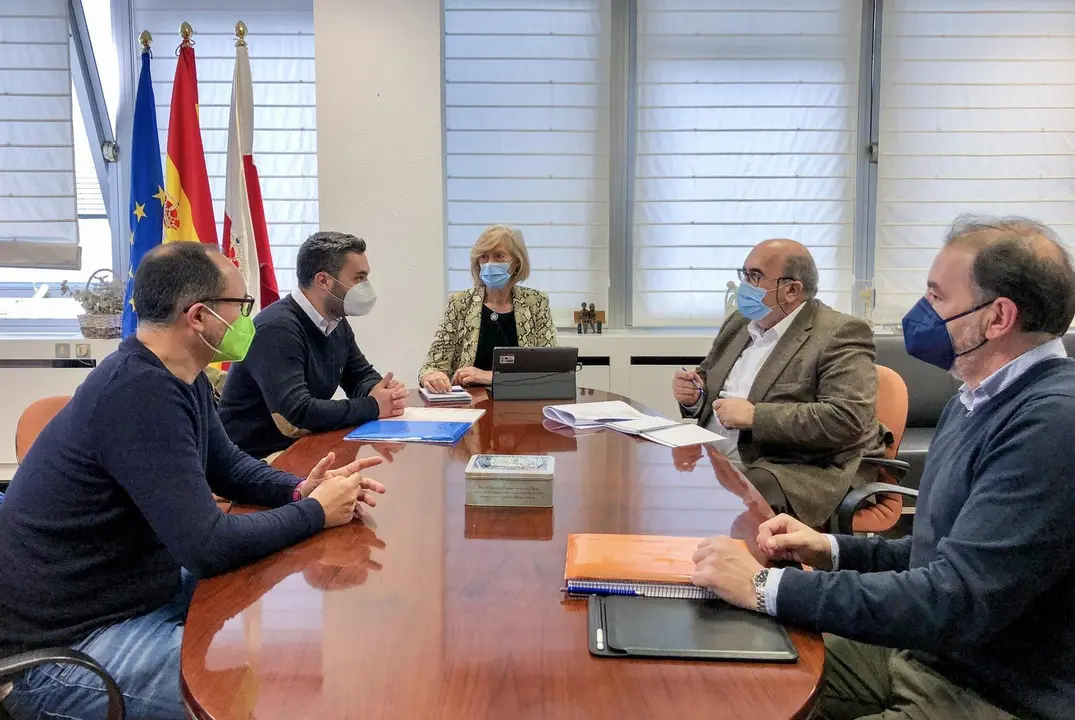 La consejera de Educaci&oacute;n, Marina Lomb&oacute;, se re&uacute;ne con el alcalde de Ribamont&aacute;n al Monte, Joaqu&iacute;n Arco