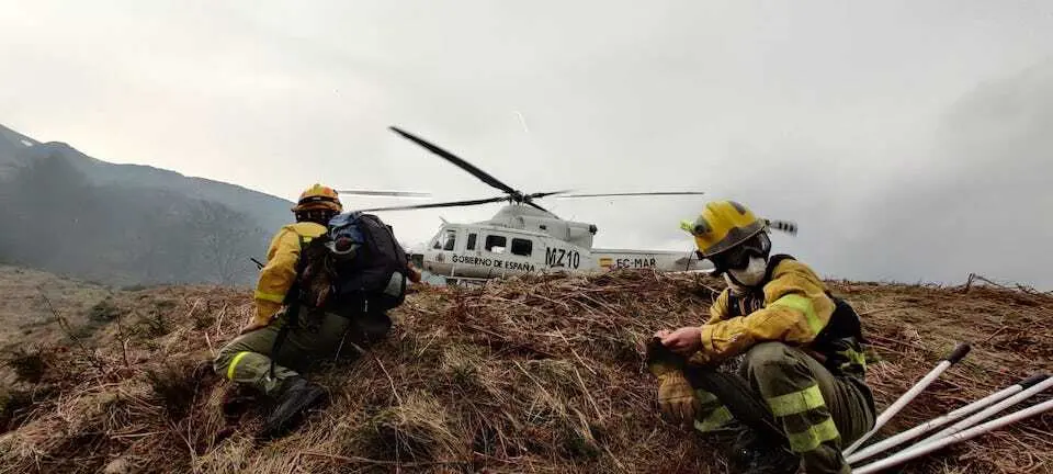 Los bomberos de la BRIF durante los incendios de hoy en Soba. ATBRIF