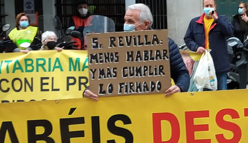 Un afectado por los derribos en la concentraci&oacute;n delante de la sede del Gobierno de Cantabria. / ALERTA