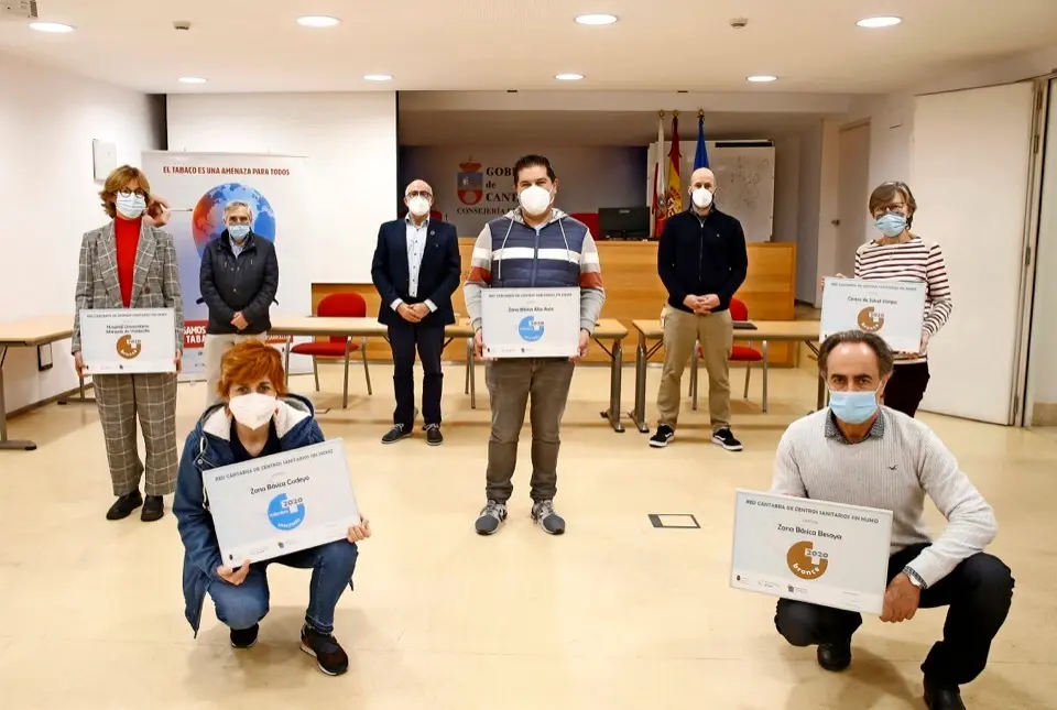 Los representantes de los centros galardonados con las autoridades sanitarias. / ALERTA