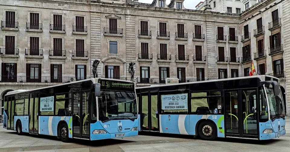 Imagen de archivo de dos autobuses del TUS. / Alerta