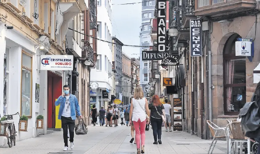 Vecinos paseando por la calle Consolaci&oacute;n de Torrelavega. / S.D.