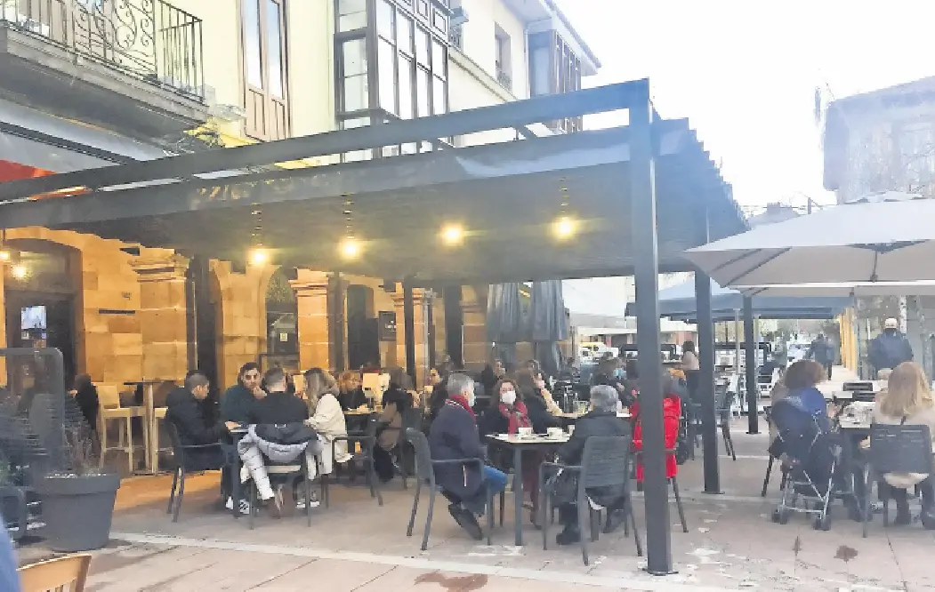 Terrazas en Torrelavega. / ALERTA