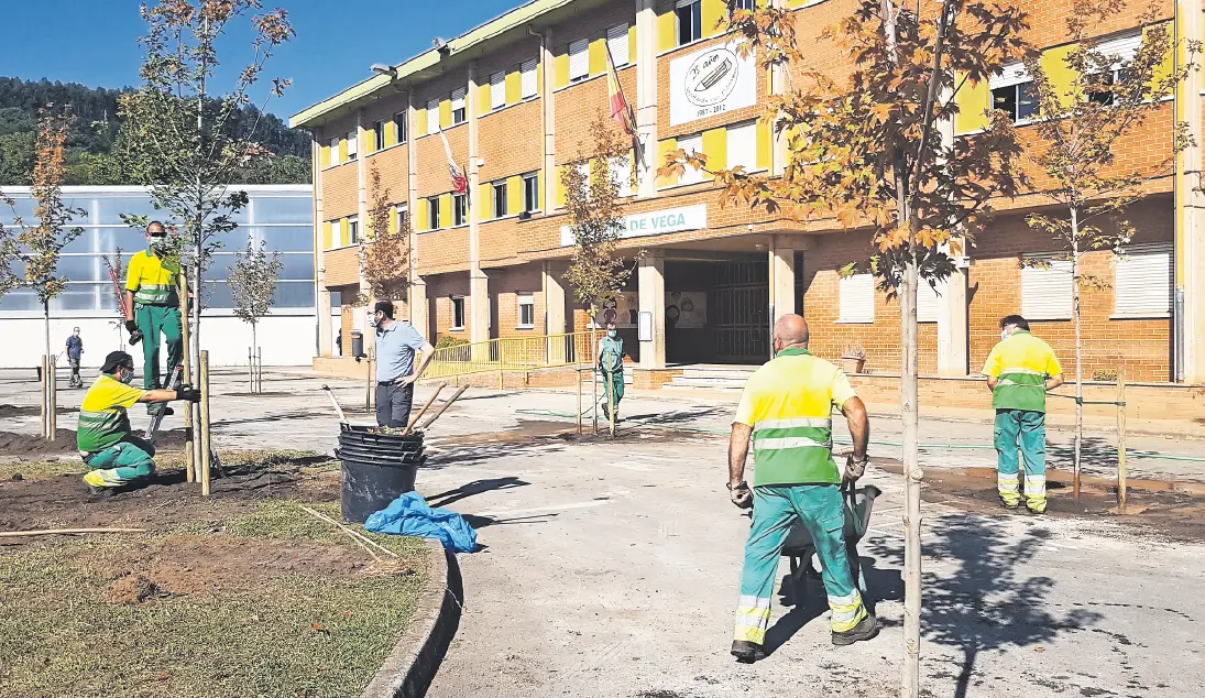 El concejal Urraca durante una visita al colegio Mies de Vega. / ALERTA