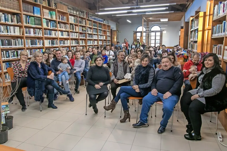 La alcaldesa en la entrega de &aacute;rboles a las familias que tuvieron descendencia en el &uacute;ltimo a&ntilde;o. /  ALERTA