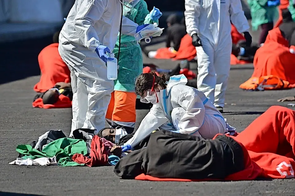 Un dispositivo de emergencias atiende a los 57 inmigrantes que llegaron ayer jueves por sus propios medios al Puerto de la Restinga, en El Hierro. / gelmert finol