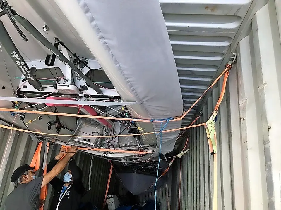 Operarios preparando el equipo de vela para su traslado a Tokio. / ALERTA