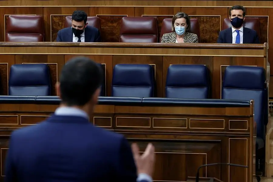 El presidente del gobierno Pedro S&aacute;nchez y el presidente del PP Pablo Casado, durante la sesi&oacute;n de control al Gobierno celebrada este mi&eacute;rcoles en el Congreso. EFE/ Mariscal