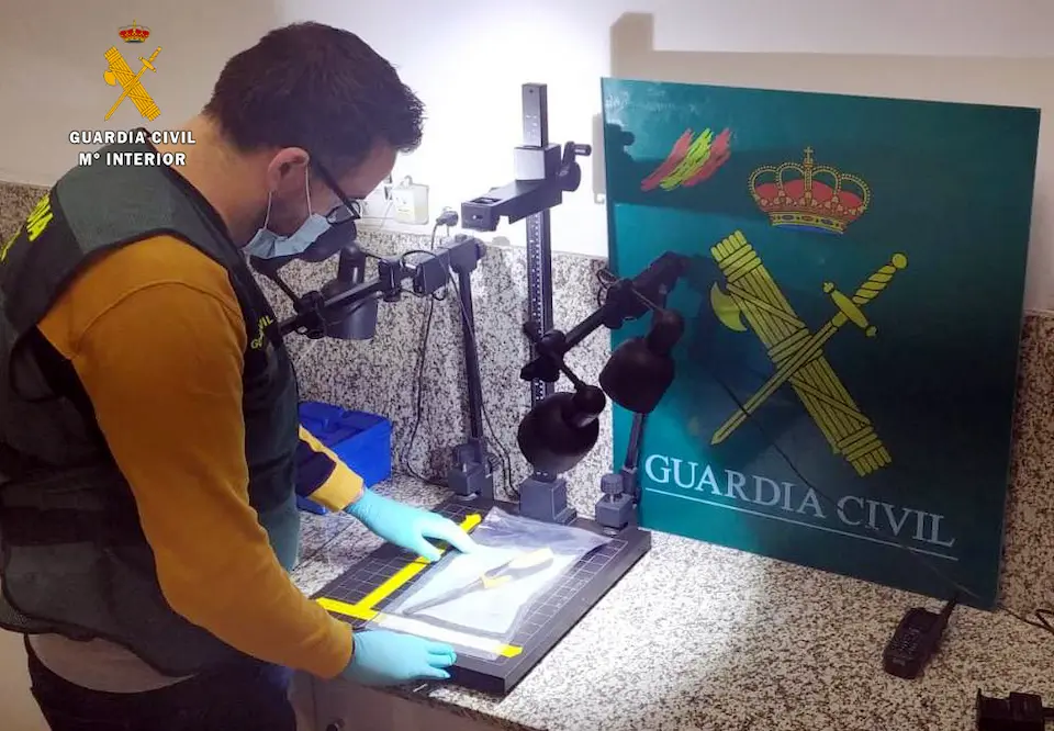 Un agente de la Guardia Civil mide el arma con que el detenido asest&oacute; la pu&ntilde;alada al vecino. / OPC