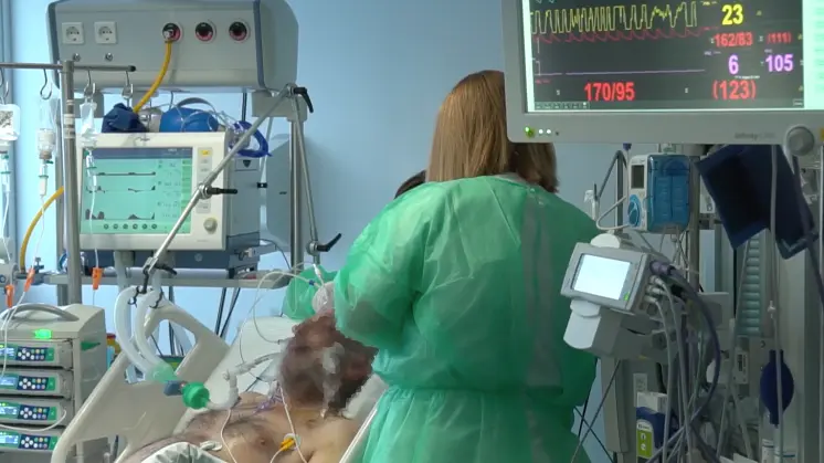 Un sanitario atiende a un paciente en el Hospital Marqu&eacute;s de Valdecilla. / TREVOL