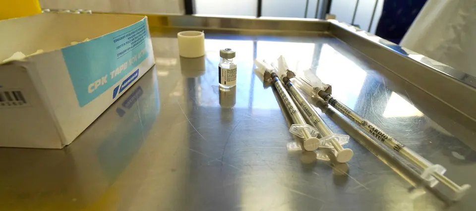 Un frasco con la dosis de la vacuna Pfizer en el Centro de Salud de Vargas, donde contin&uacute;an con la vacunaci&oacute;n. / HARDY