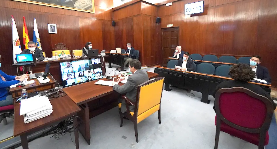 Los concejales del Ayuntamiento durante la aprobaci&oacute;n del pleno de Santander. / HARDY