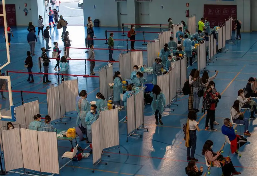 Cientos de docentes reciben la primera dosis de la vacuna AstraZeneca el pasado mi&eacute;rcoles en un pabell&oacute;n deportivo de la Universidad de Sevilla. EFE/Julio Mu&ntilde;oz