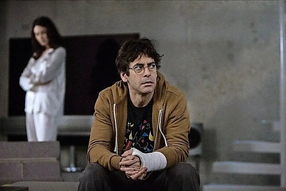 Escena de la nueva pel&iacute;cula &lsquo;Los traductores&rsquo;, con el santanderino Eduardo Noriega. / E. Press