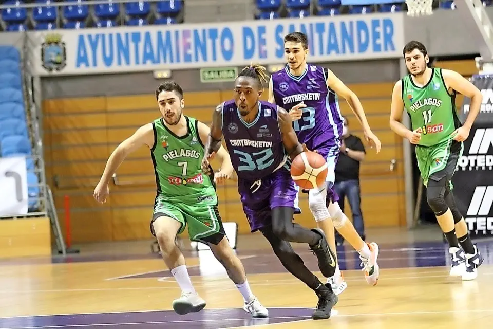 Rasheed Worrell defendido por Saiz-Bustamante en el partido de la primera vuelta. / Lanza