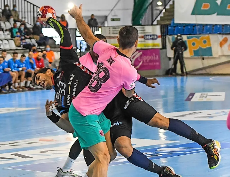 Nico Zungri, rodeado de dos jugadores del Guadalajara. / ALERTA