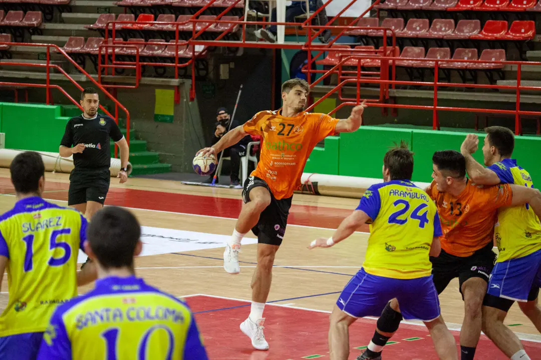 El jugador del BM Torrelavega durante un partido. / FACEBOOK
