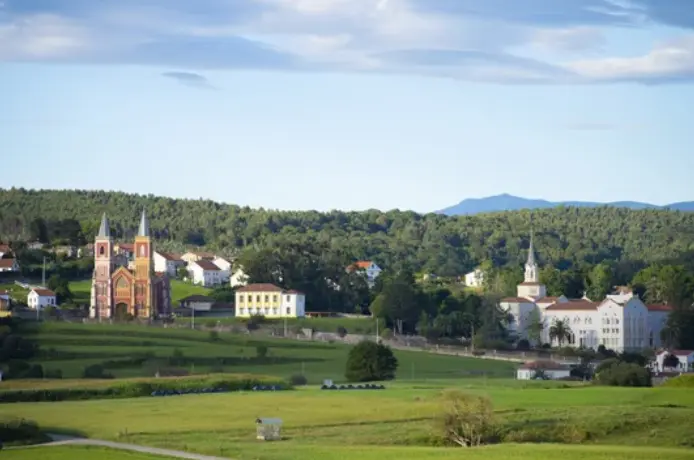 Vista de la localidad de Comillas enclavada en el municipio de Alfoz de Lloredo. / ALERTA
