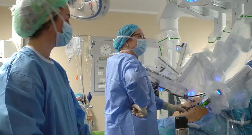 Una m&eacute;dico junto al nuevo robots Da Vinci en el Hospital Marqu&eacute;s de Valdecilla. / TREVOL