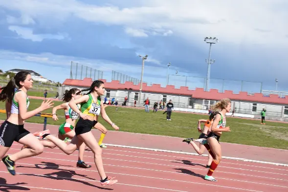 Varios deportistas en la pista del Complejo Municipal Deportivo Ruth Beitia. / ALERTA