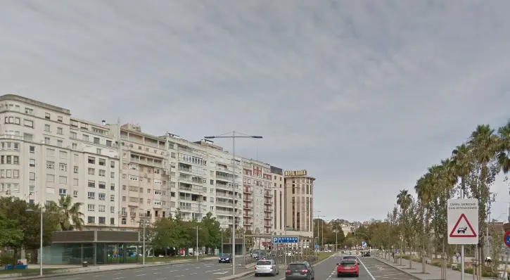 Vista de la calle Antonio L&oacute;pez de Santander donde se preve que se inicien los trabajos de urbanizaci&oacute;n en verano. / ALERTA