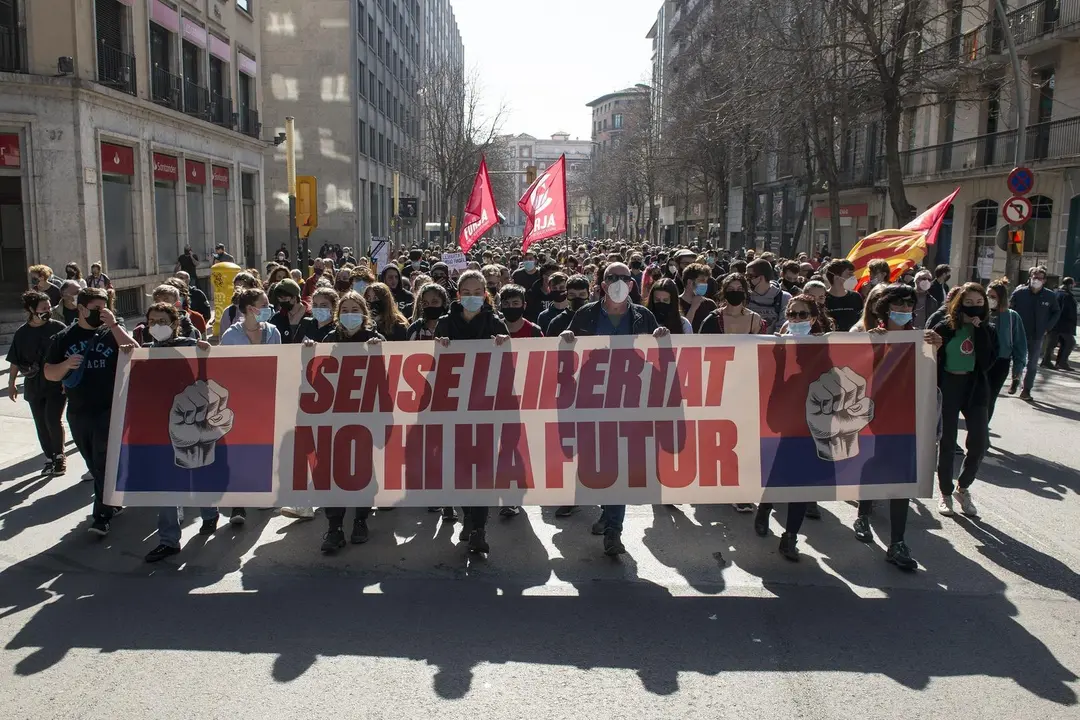 800 Personas Se Manifiestan En Girona Por La Libertad De Expresi&oacute;n