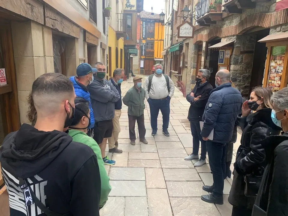 El vicepresidente Pablo Zuloaga durante la visita de hoy a la calle C&aacute;ntabra de Potes, Li&eacute;bana. / ALERTA