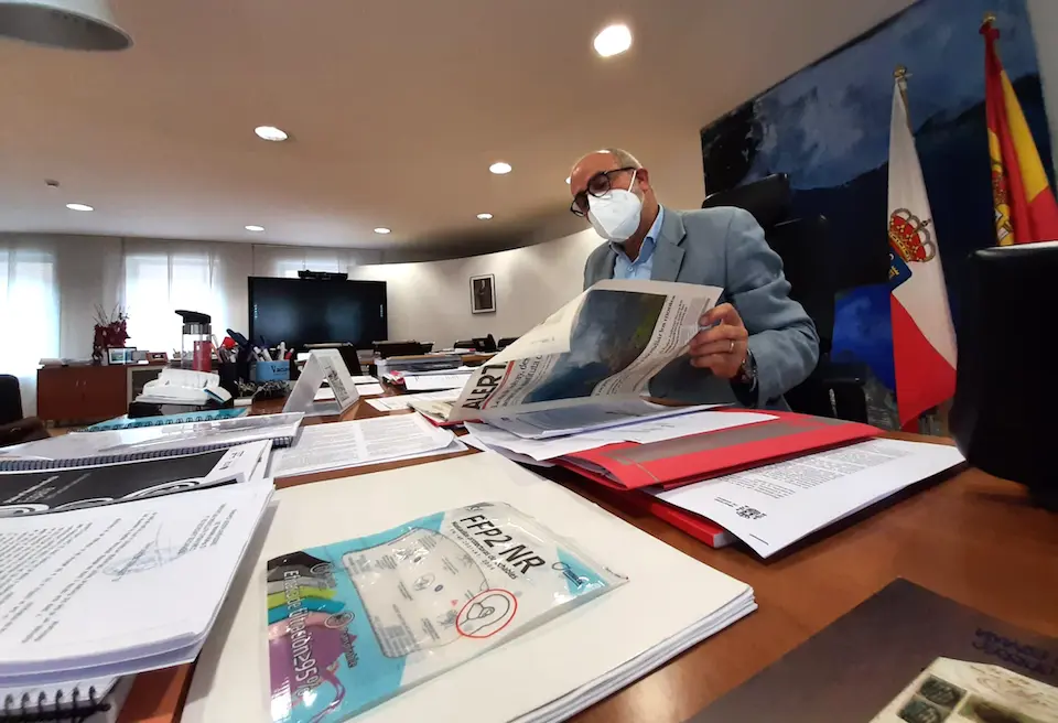 El consejero de Sanidad, Miguel Rodr&iacute;guez durante la entrevista que le hizo ALERTA. / S. D&Iacute;AZ