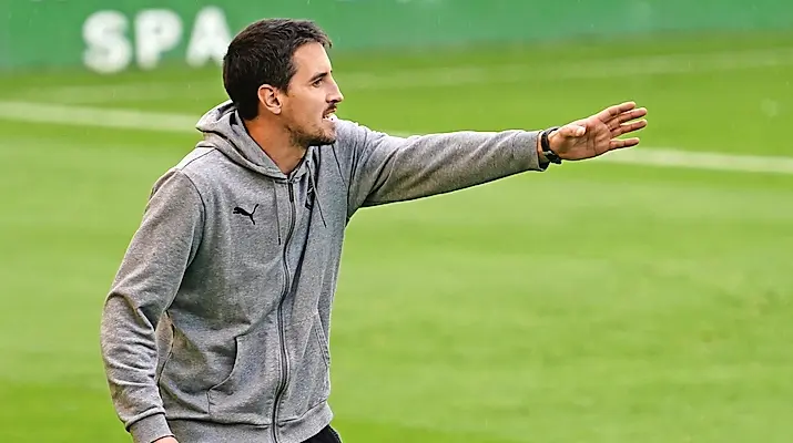 Aritz Solabarrieta, dando indicaciones a sus hombres. / Hardy