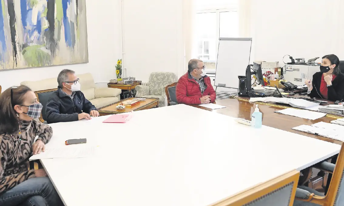 La alcaldesa Gema Igual durante la reuni&oacute;n con los representantes de los vecinos de Cueto. / ALERTA