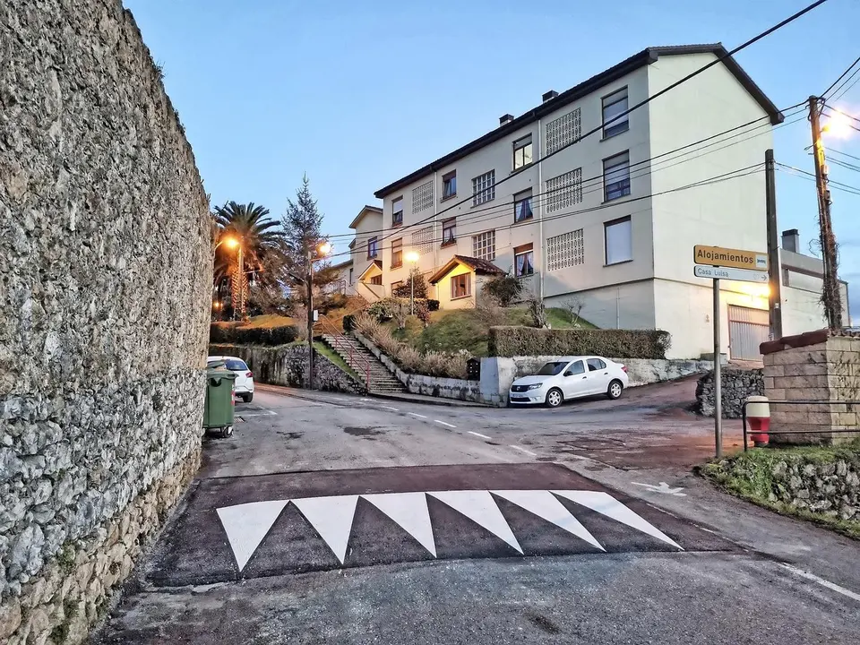 Uno de los badenes instalados en Comillas. / ALERTA
