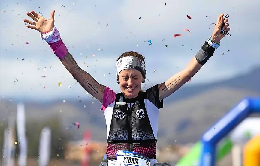 Azara Garc&iacute;a de los Salmones, feliz al cruzar la l&iacute;nea de meta. / Transgrancanaria
