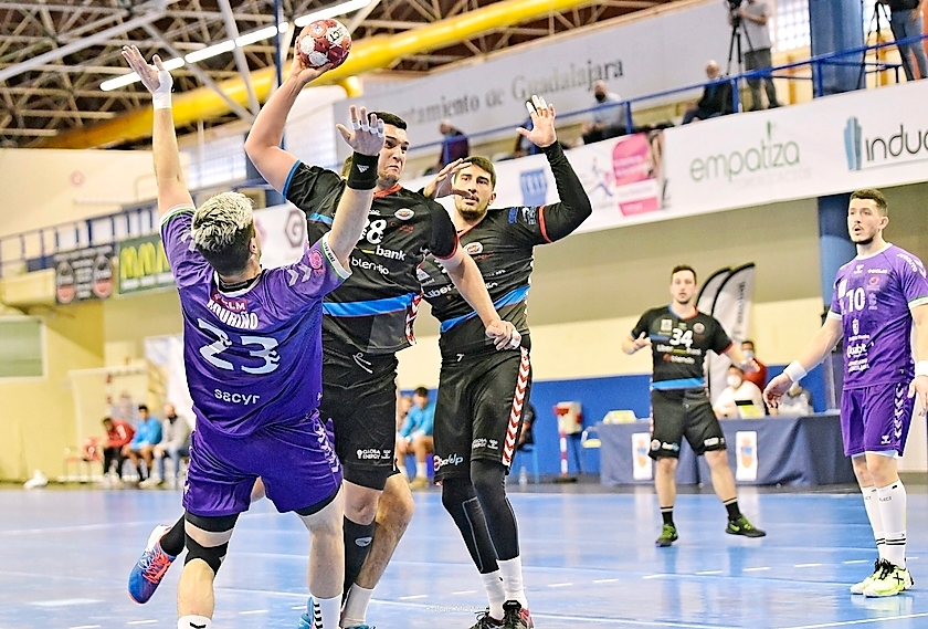 El jugador del Sinf&iacute;n Darko Dimitrievski se dispone a lanzar a porter&iacute;a. / Rafael Mart&iacute;n